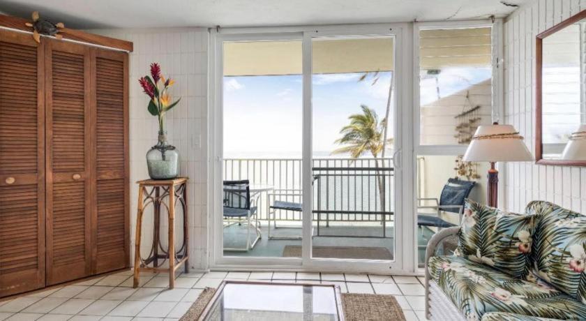 Pats At Punalu'U - Beachfront Condos Hau'ula Exterior photo